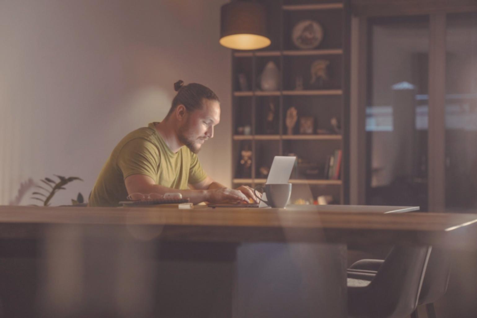 Persona che pratica tecniche di respirazione al lavoro